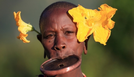 6 de las pruebas más crueles a las que acuden mujeres de diferentes países del mundo por el bien de la belleza