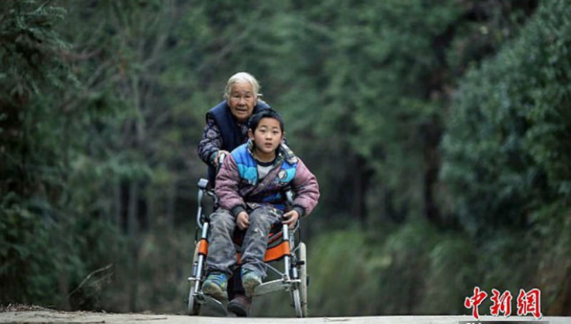 76-year-old grandmother walks 24 kilometers every day to take her disabled grandson to school