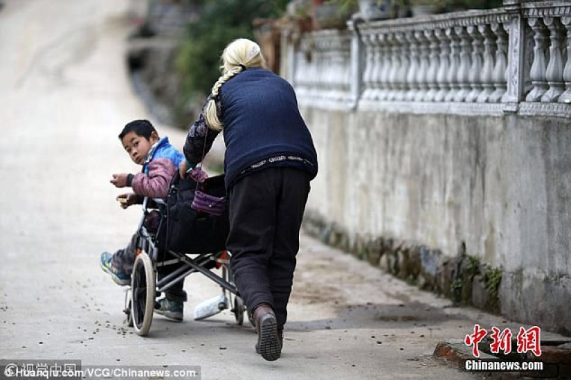 76-year-old grandmother walks 24 kilometers every day to take her disabled grandson to school 76-year-old grandmother walks 24 kilometers every day to take her disabled grandson to school