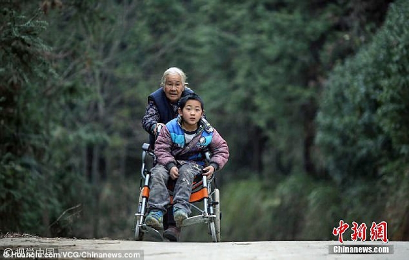76-year-old grandmother walks 24 kilometers every day to take her disabled grandson to school 76-year-old grandmother walks 24 kilometers every day to take her disabled grandson to school