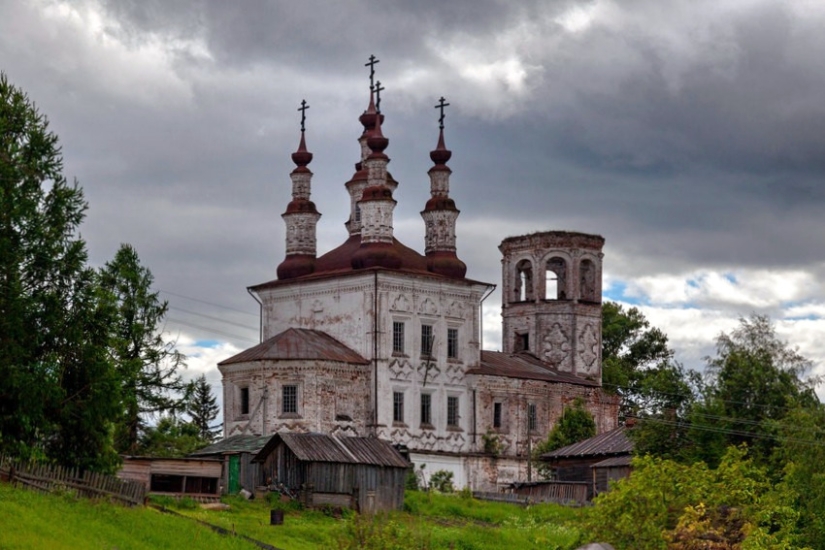 8 Amazing Buildings Deep in Russia