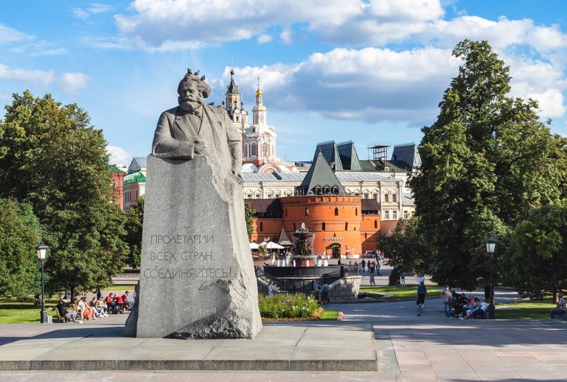 8 most beautiful squares in Moscow