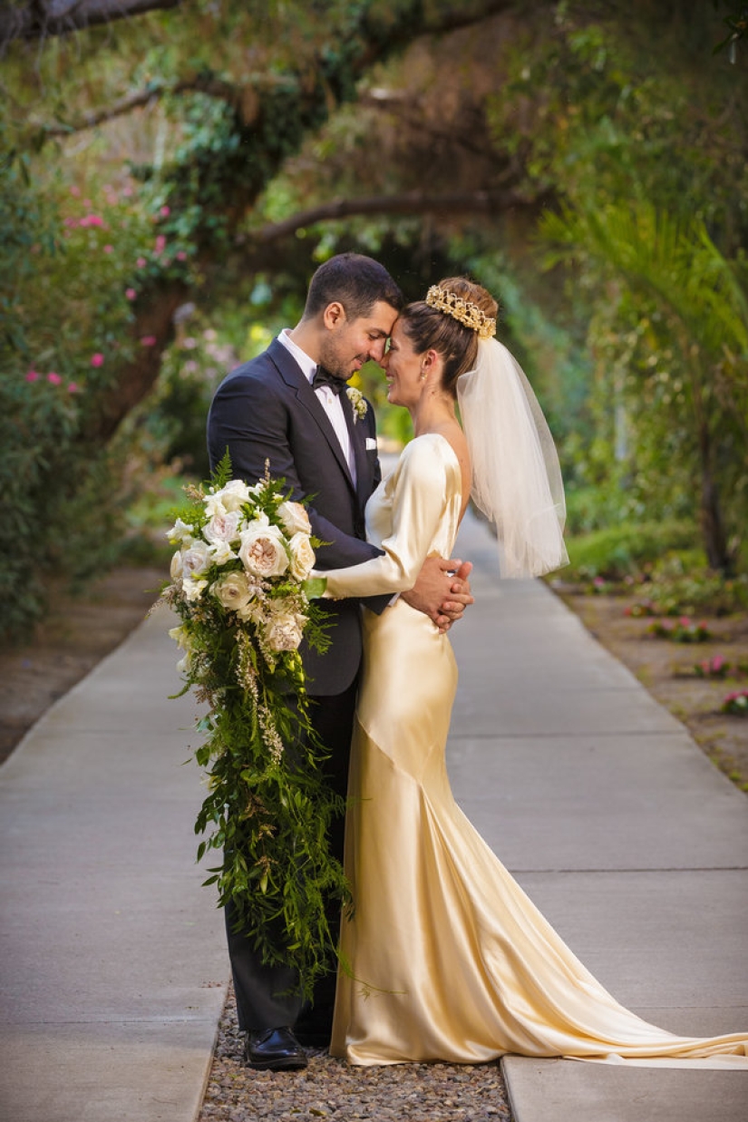 85 years old and still fit: 4 generations of women of the family get married in one dress