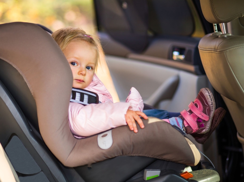 9 razones por las que no puedes dejar a un niño solo en un coche