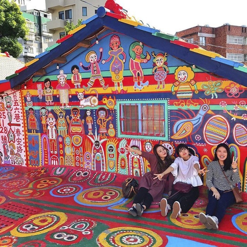 96-year-old Taiwanese saved the village from demolition, turning it into a rainbow attraction