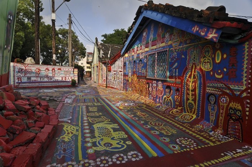 96-year-old Taiwanese saved the village from demolition, turning it into a rainbow attraction