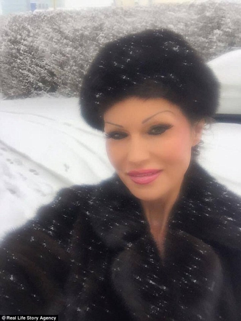 A 50-year-old plastic fan boasted that she looks 30 years old A 50-year-old plastic fan boasted that she looks 30 years old