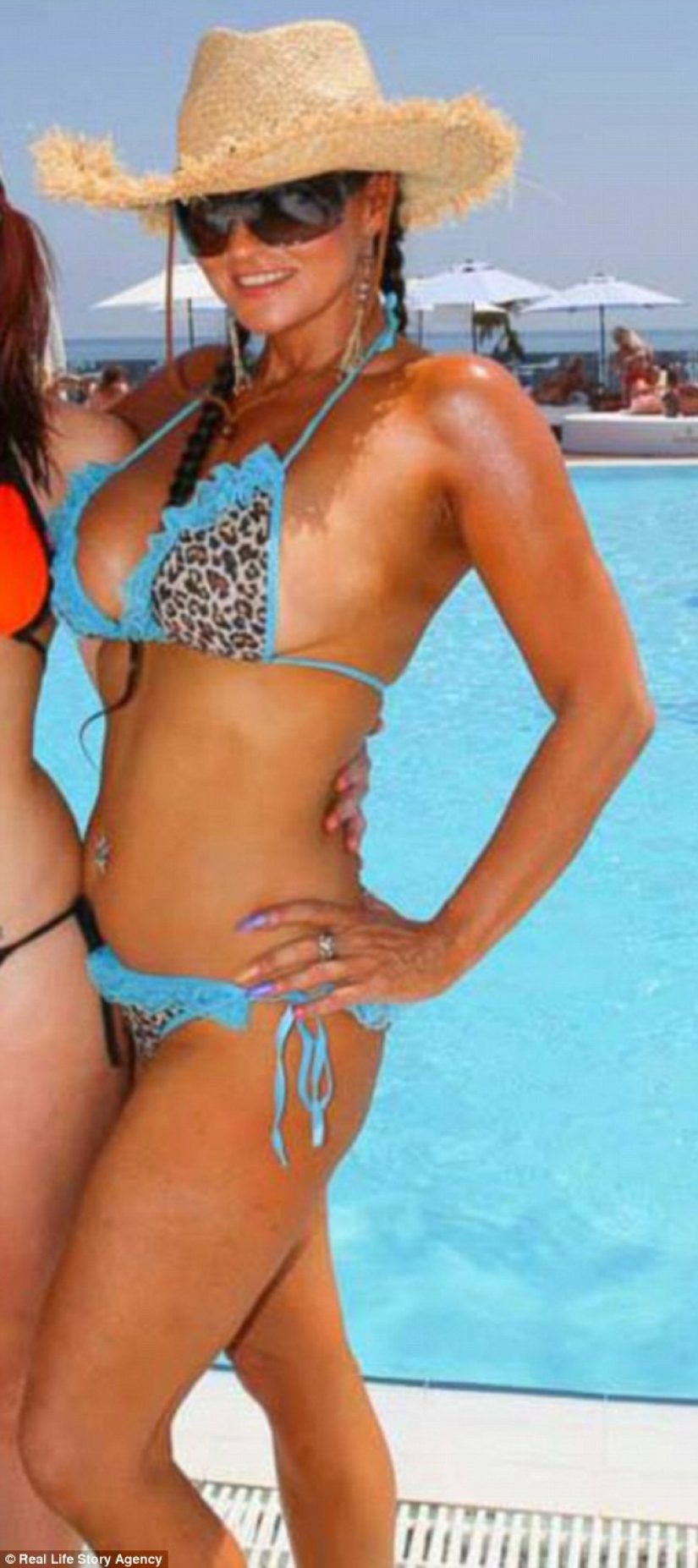 A 50-year-old plastic fan boasted that she looks 30 years old A 50-year-old plastic fan boasted that she looks 30 years old