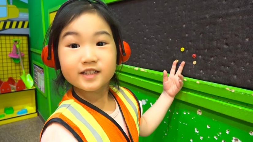 A blogger from Korea bought a five-story house for 500 million. And she's only 6 years old A blogger from Korea bought a five-story house for 500 million. And she's only 6 years old