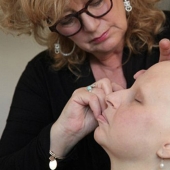 A British woman dying of cancer had a beautiful make-up and shooting done a couple of weeks before her death