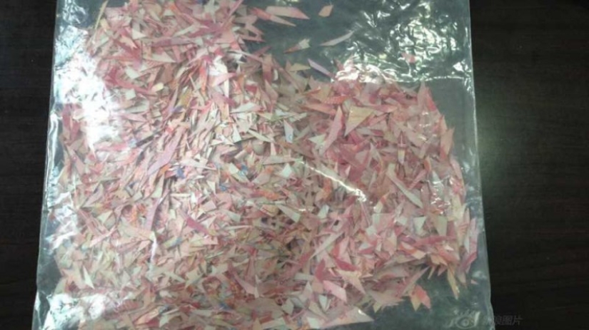 A Chinese couple spent three months gluing together 21 thousand dollars, cut by a paranoid father