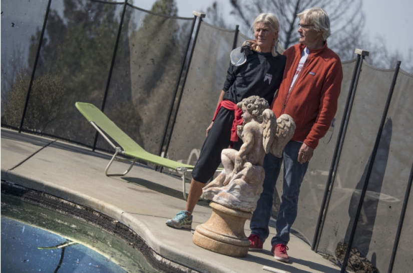 A couple from California escaped from a fire after sitting in a pool for six hours A couple from California escaped from a fire after sitting in a pool for six hours