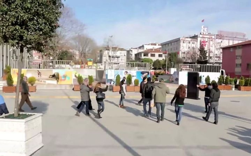 A deaf guy was moved to tears after learning that residents of his neighborhood had learned sign language to talk to him A deaf guy was moved to tears after learning that residents of his neighborhood had learned sign language to talk to him