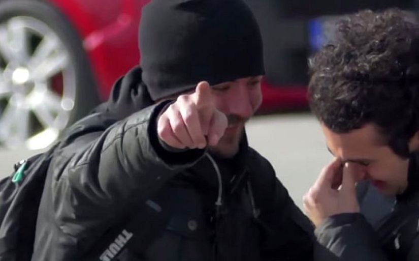 A deaf guy was moved to tears after learning that residents of his neighborhood had learned sign language to talk to him A deaf guy was moved to tears after learning that residents of his neighborhood had learned sign language to talk to him