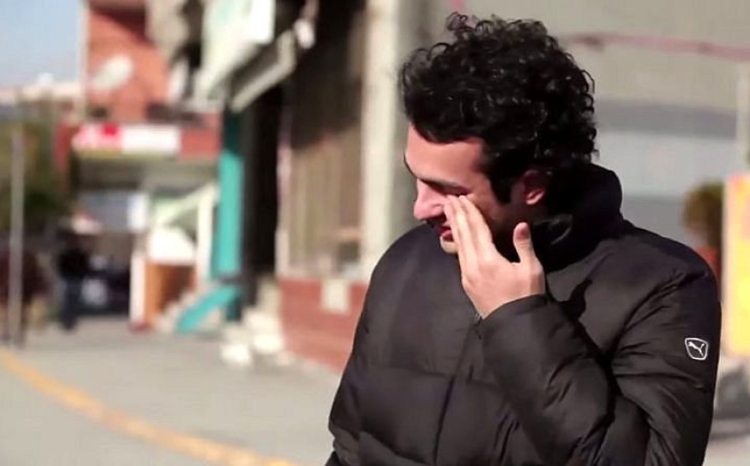 A deaf guy was moved to tears after learning that residents of his neighborhood had learned sign language to talk to him A deaf guy was moved to tears after learning that residents of his neighborhood had learned sign language to talk to him