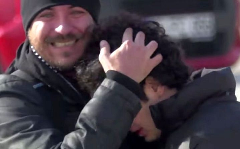 A deaf guy was moved to tears after learning that residents of his neighborhood had learned sign language to talk to him A deaf guy was moved to tears after learning that residents of his neighborhood had learned sign language to talk to him