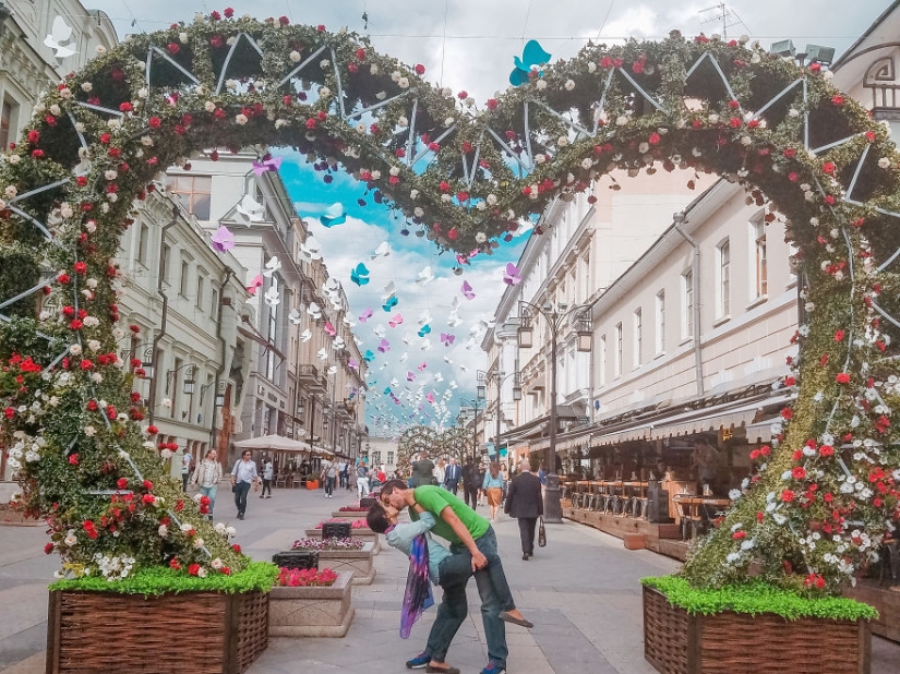A deep kiss in travel: the story of a long-distance relationship with a happy ending
