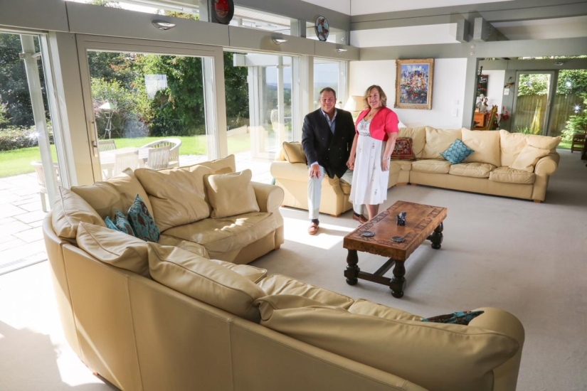 A designer mansion and a luxury car for just 2 thousand rubles? And why not!