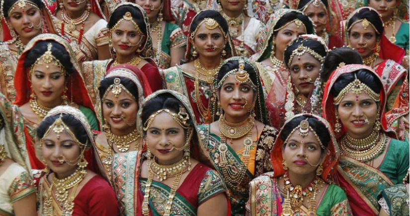 A diamond magnate in India arranged a wedding for 250 poor couples at once, and it turned out luxuriously