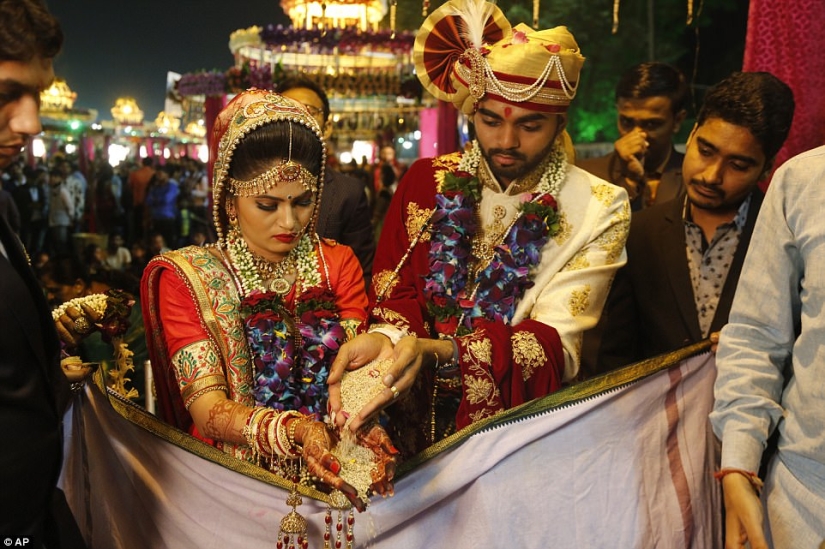 A diamond magnate in India arranged a wedding for 250 poor couples at once, and it turned out luxuriously