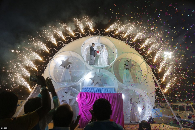 A diamond magnate in India arranged a wedding for 250 poor couples at once, and it turned out luxuriously