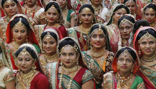 A diamond magnate in India arranged a wedding for 250 poor couples at once, and it turned out luxuriously