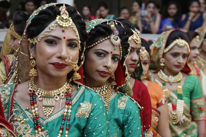 A diamond magnate in India arranged a wedding for 250 poor couples at once, and it turned out luxuriously