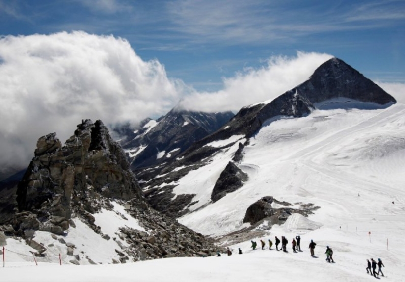 A drunk Estonian was walking to a hotel in the Alps, but instead climbed 2,400 meters uphill and fell asleep in a bar A drunk Estonian was walking to a hotel in the Alps, but instead climbed 2,400 meters uphill and fell asleep in a bar
