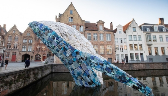 A four-story whale of five tons of garbage as proof that we are harming our planet too much