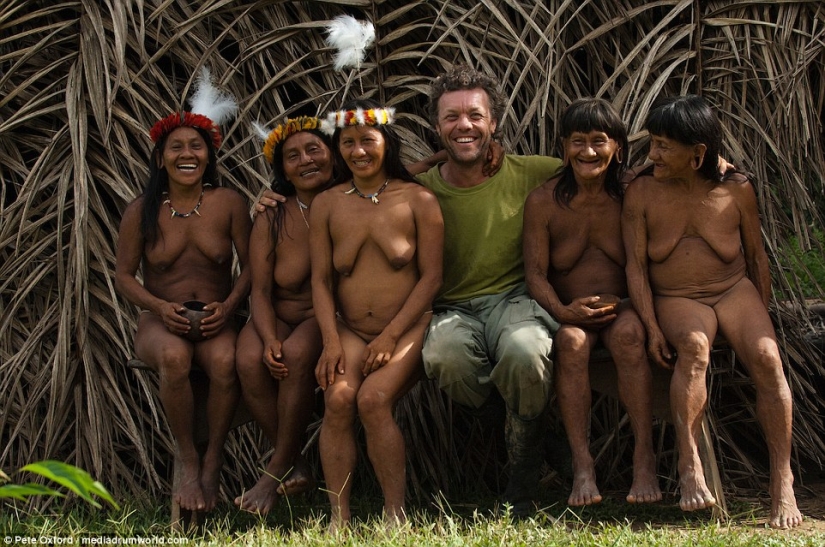 A friend among strangers: the photographer made friends with a tribe almost untouched by civilization A friend among strangers: the photographer made friends with a tribe almost untouched by civilization