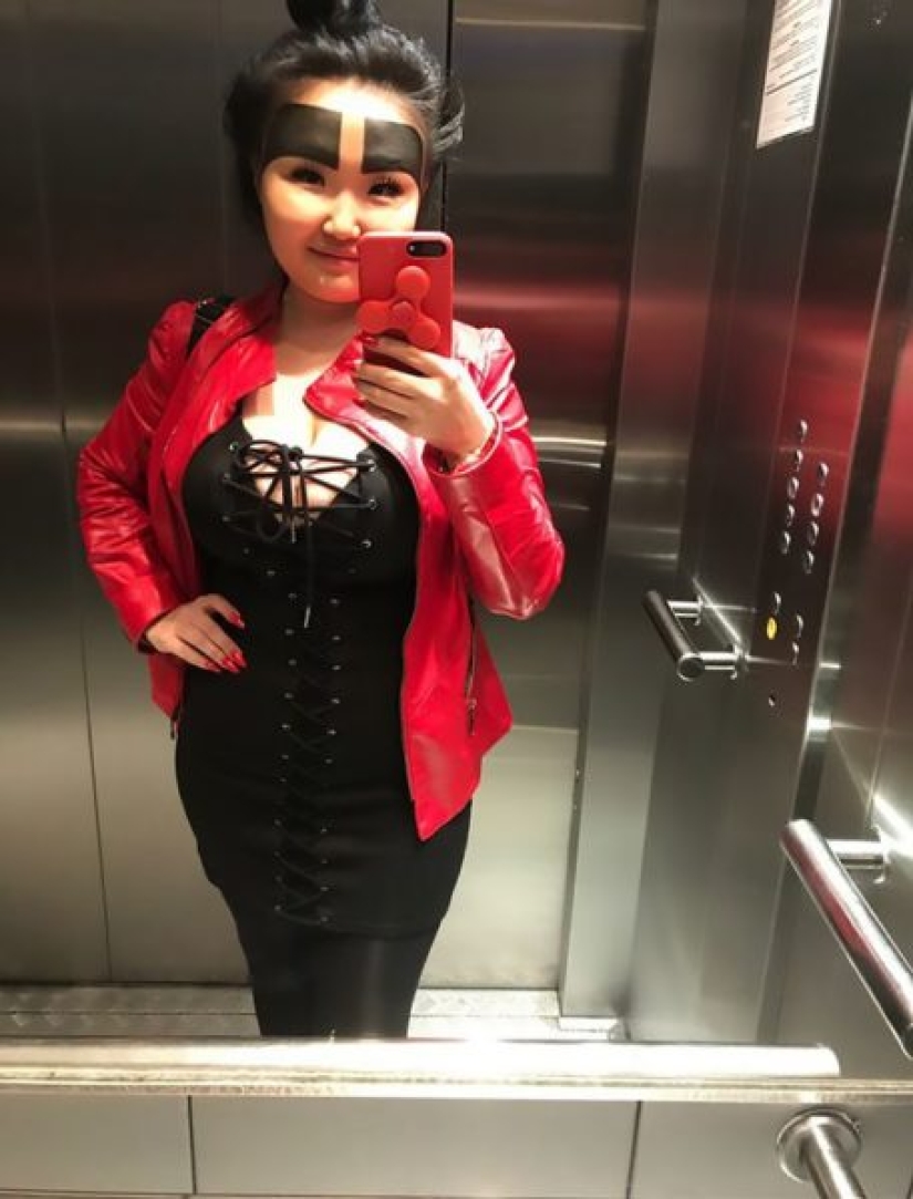 A girl from Yakutia with half-face eyebrows showed how she looks without makeup