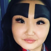 A girl from Yakutia with half-face eyebrows showed how she looks without makeup