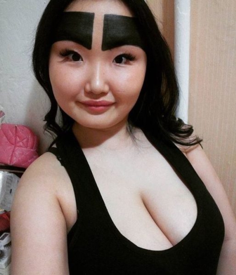 A girl from Yakutia with half-face eyebrows showed how she looks without makeup