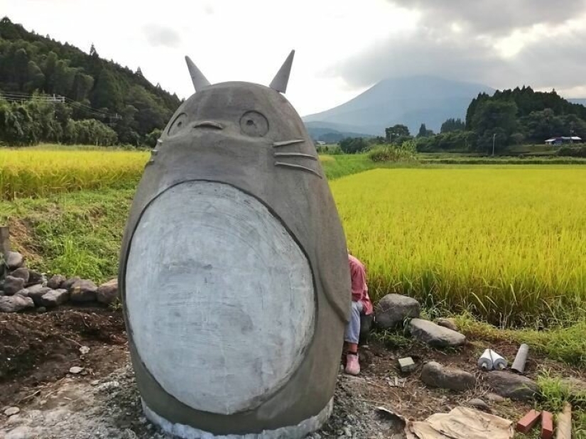 A grandfather and grandmother from Japan built a stop in the form of Totoro for their granddaughter A grandfather and grandmother from Japan built a stop in the form of Totoro for their granddaughter
