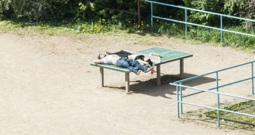 A Japanese man has been photographing a tennis table for five years, and people don't need it for ping-pong at all