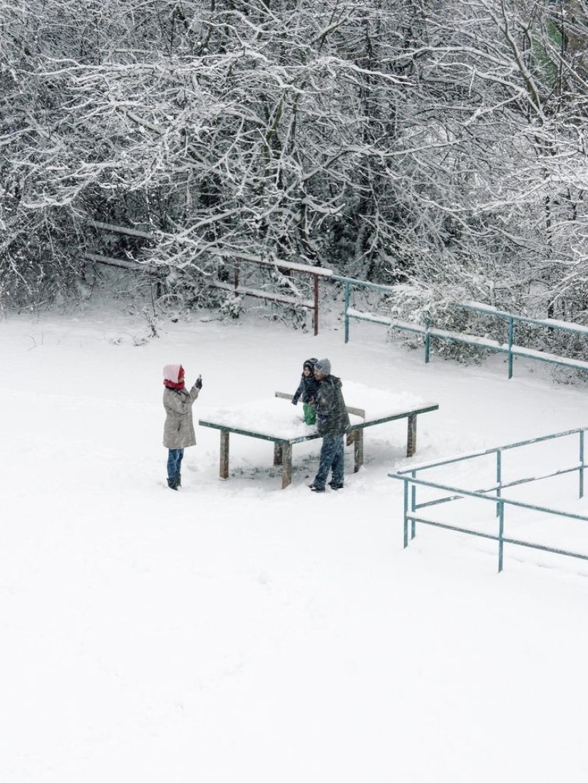 A Japanese man has been photographing a tennis table for five years, and people don't need it for ping-pong at all