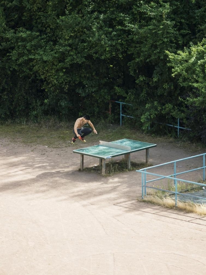 A Japanese man has been photographing a tennis table for five years, and people don't need it for ping-pong at all