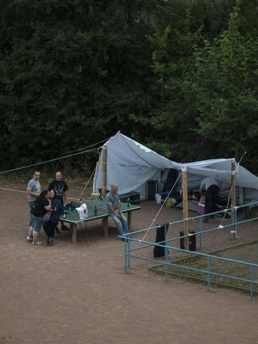 A Japanese man has been photographing a tennis table for five years, and people don't need it for ping-pong at all