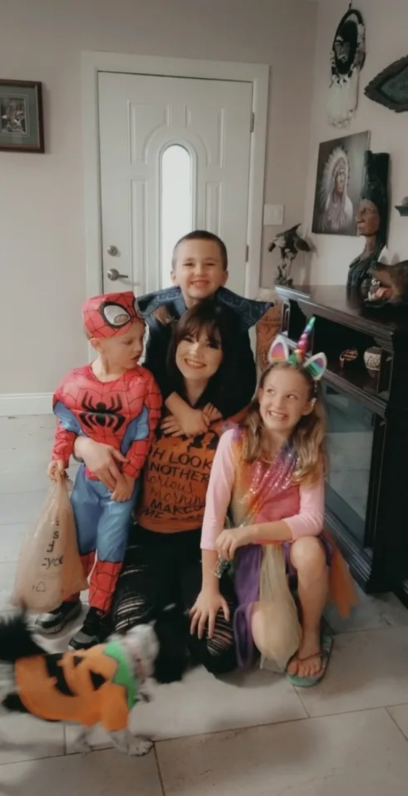 A la mujer americana le agrandaron los senos, la levantaron y le hincharon los labios en lugar de reducir su busto