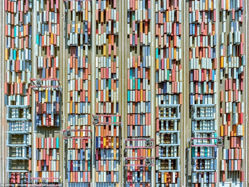 A look from the sky at the "Big Apple" and "City of Angels"