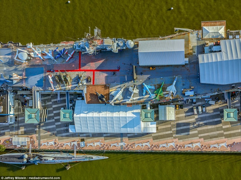 A look from the sky at the "Big Apple" and "City of Angels"