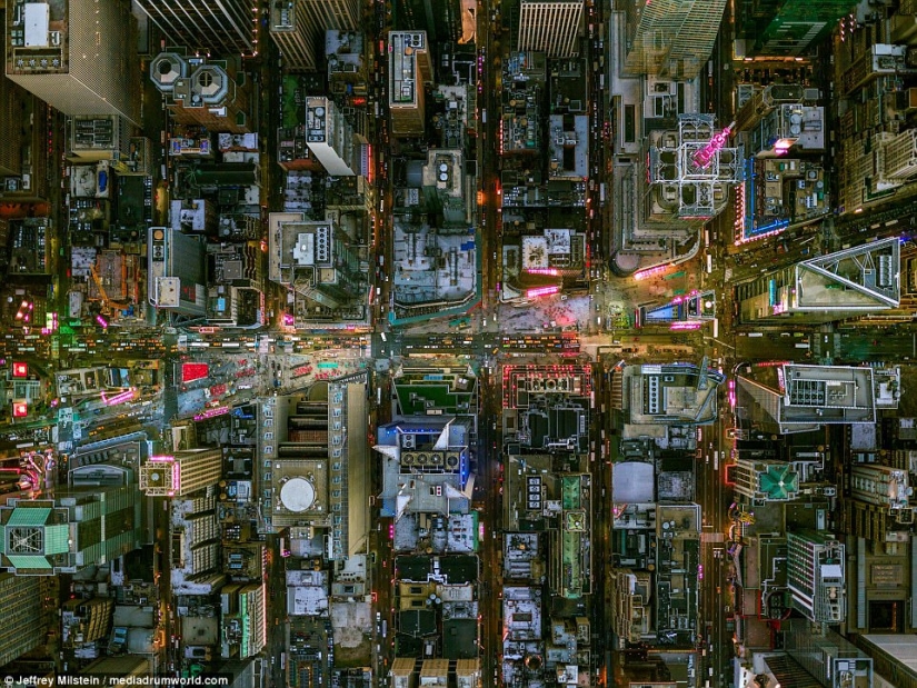 A look from the sky at the "Big Apple" and "City of Angels"