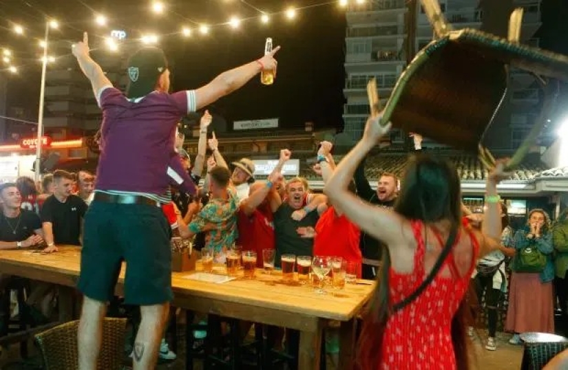 A los británicos que vienen a Mallorca de vacaciones se les pide que firmen un contrato de buen comportamiento