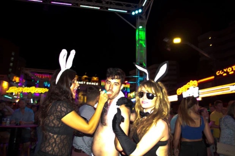 A los británicos que vienen a Mallorca de vacaciones se les pide que firmen un contrato de buen comportamiento