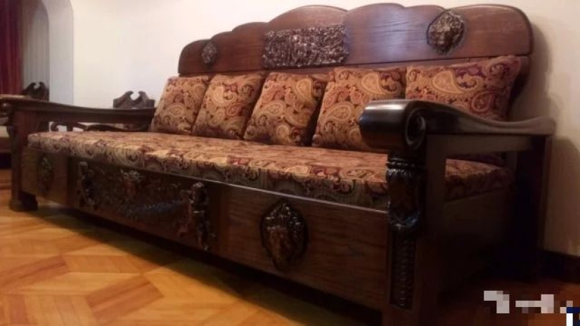 A man from Volgograd sells a sofa at an incredible price