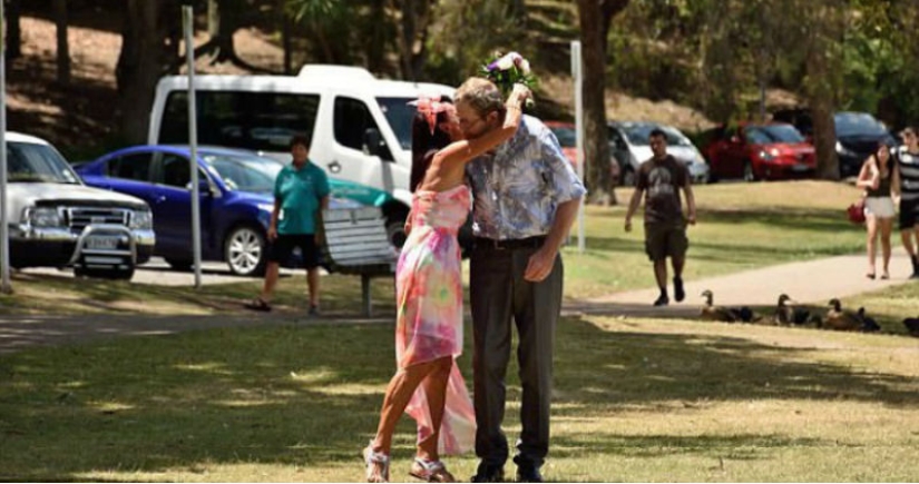 A man with Alzheimer's proposed to his wife, forgetting that they had been married for more than 30 years