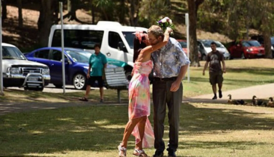 A man with Alzheimer's proposed to his wife, forgetting that they had been married for more than 30 years