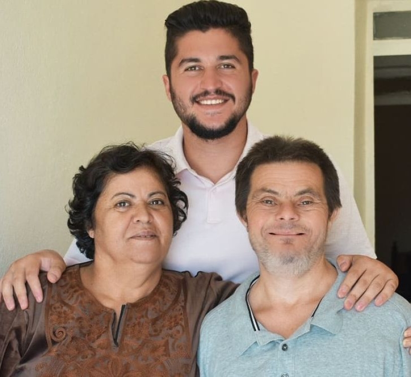 A man with Down syndrome became a father and is now proud of his doctor son