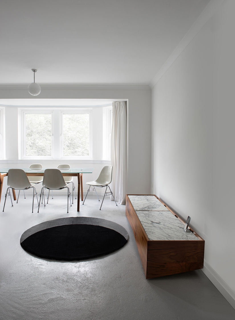 A mat in the form of a black hole to frighten guests