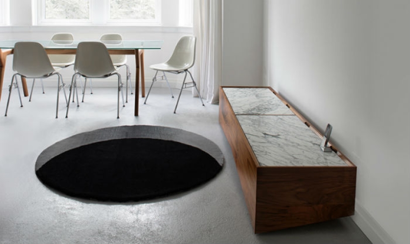 A mat in the form of a black hole to frighten guests